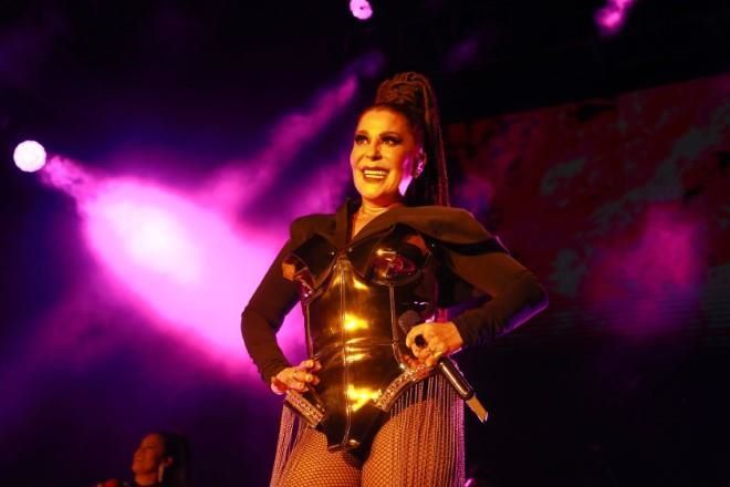 Muestra Alejandra Guzmán radiografía de su cadera tras caída