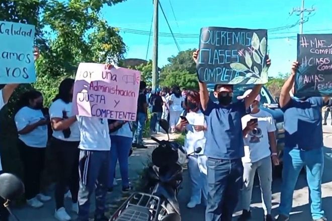 Exigen ‘clases de verdad’ en universidad de AMLO