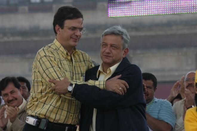 Afirman en libro que Ebrard entregó millones en cash a AMLO