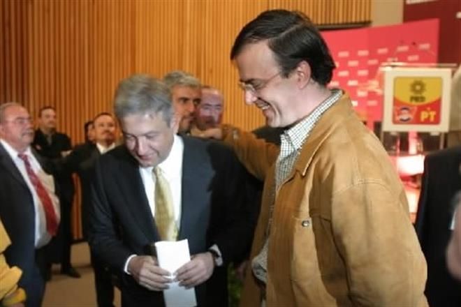 Exigen indagar a Ebrard por dar cash a AMLO