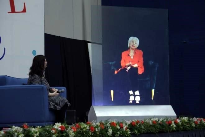 ‘Teletransportan’ a Isabel Allende a FIL Monterrey