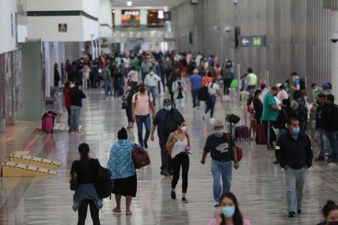 Eliminan uso obligatorio de cubrebocas en aeropuertos