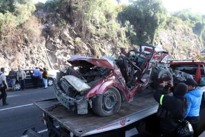 Sobrevive automovilista tras carambola en Izcalli