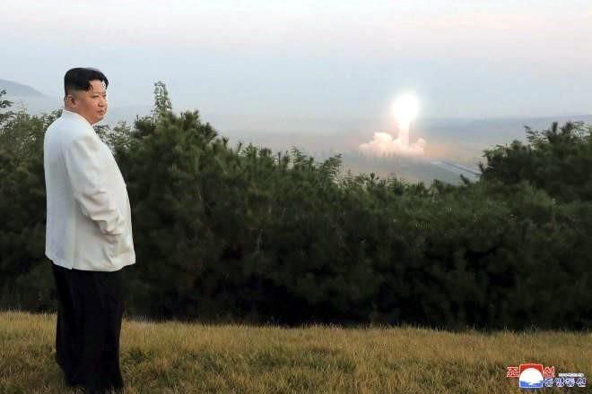 Dispara Norcorea misil y envía aviones cerca de Surcorea