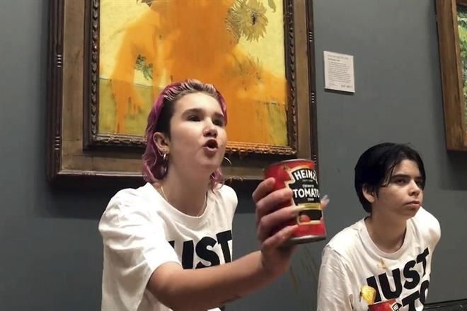 Arrojan sopa de tomate a ‘Los Girasoles’ de Van Gogh