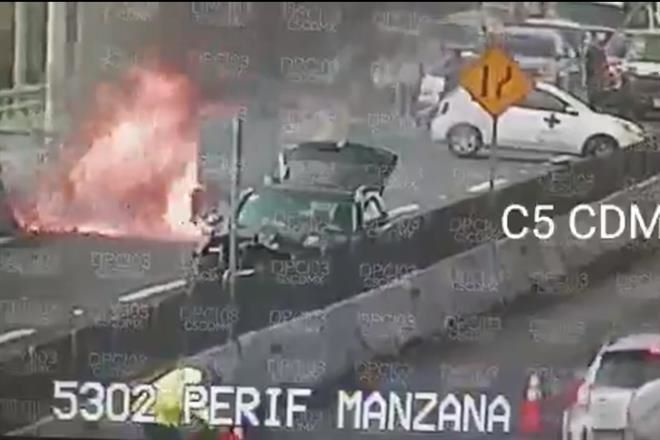 Se incendia auto en Segundo Piso de Periférico
