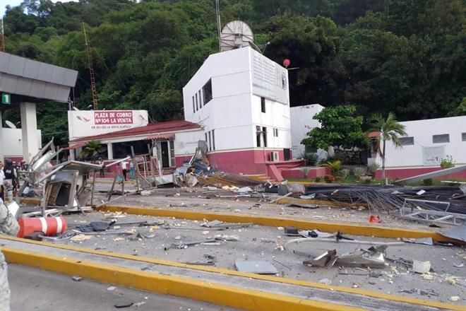 Embiste tráiler a automóviles en caseta de Autopista del Sol