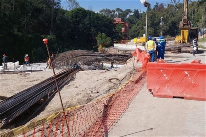 Deja 6 heridos caída de emparrillado en obra de Interurbano