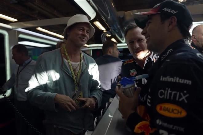 Visita Brad Pitt a Checo Pérez en garaje de Red Bull