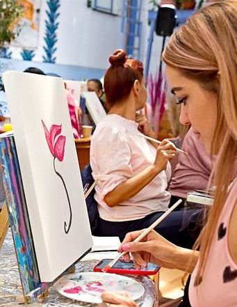 Marcas se pintan de rosa por el cáncer de mama