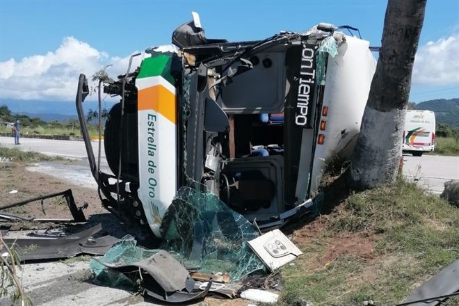 Fallecen 2 personas en accidente en Autopista del Sol