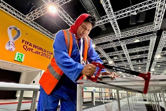 Tienen trabajadores de Qatar 2022 el tiempo encima