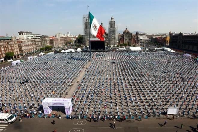 Impone CDMX récord por clase de trampolines fitness