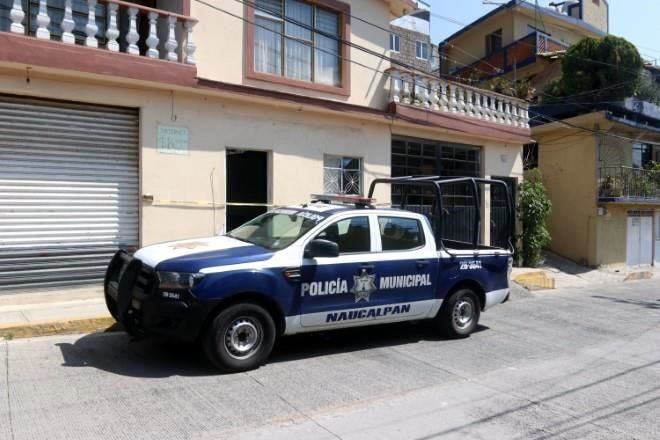 Detienen a hombres por atacar a perros con machetes