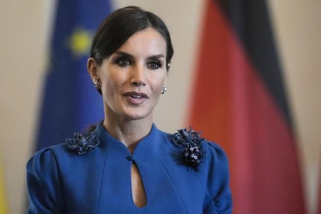 Reina Letizia llama la atención con pronunciado escote