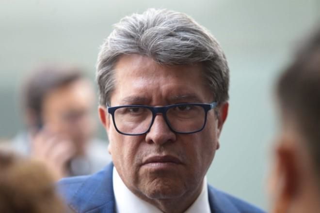 No saldré por puerta trasera de Morena.- Monreal