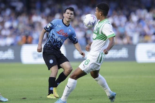 Golea Napoli para mantenerse en lo más alto de Italia