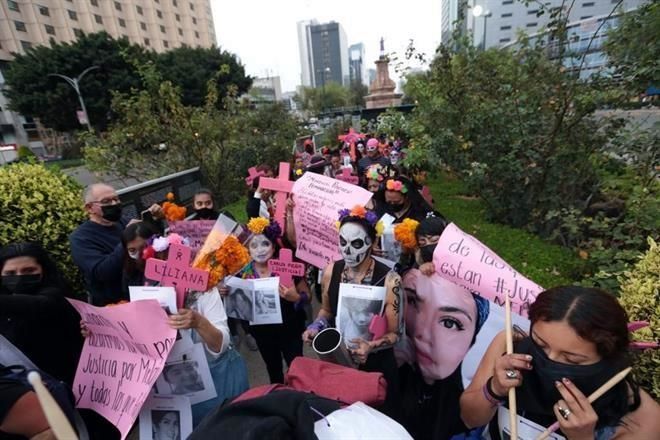 Marchan catrinas contra feminicidios y violencia de género
