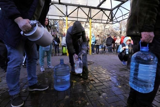 Ataques rusos a infraestructura dejan a 80% de Kiev sin agua