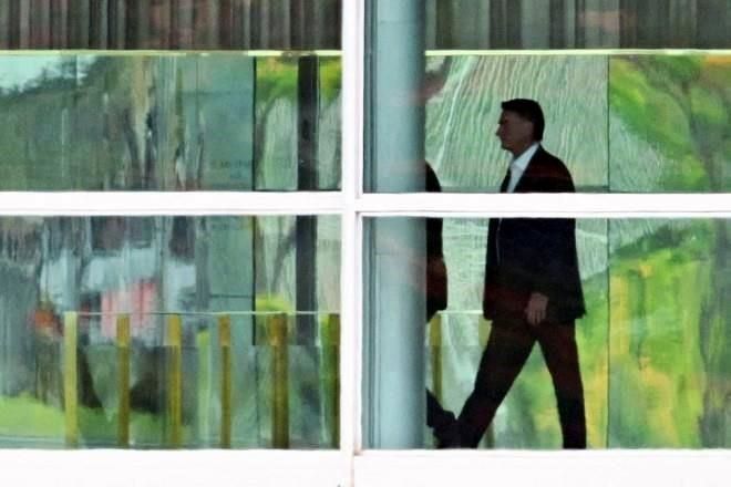Calla Bolsonaro sobre derrota; bloquean vías en Brasil