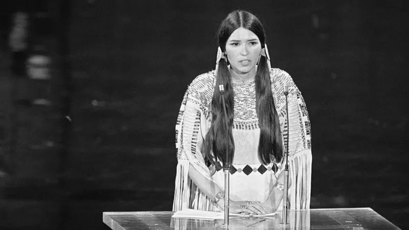 Muere Sacheen Littlefeather, la activista indígena que dio el primer discurso político en los Oscar al rechazar el premio a Marlon Brando