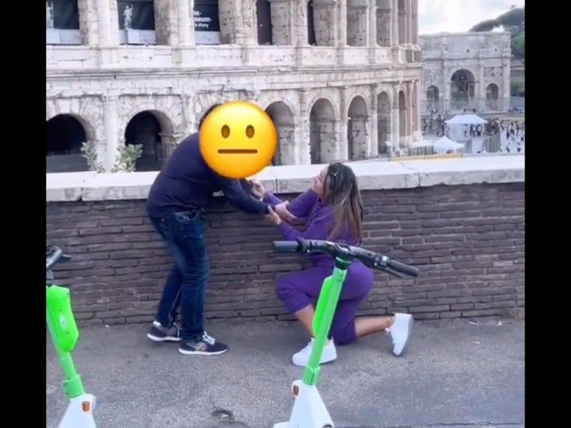 Ella le pide matrimonio en el Coliseo de Roma… él sale corriendo