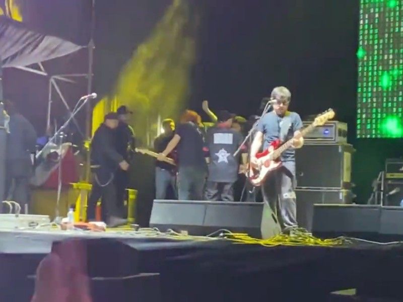 Molotov y grupo chileno se agarran a golpes