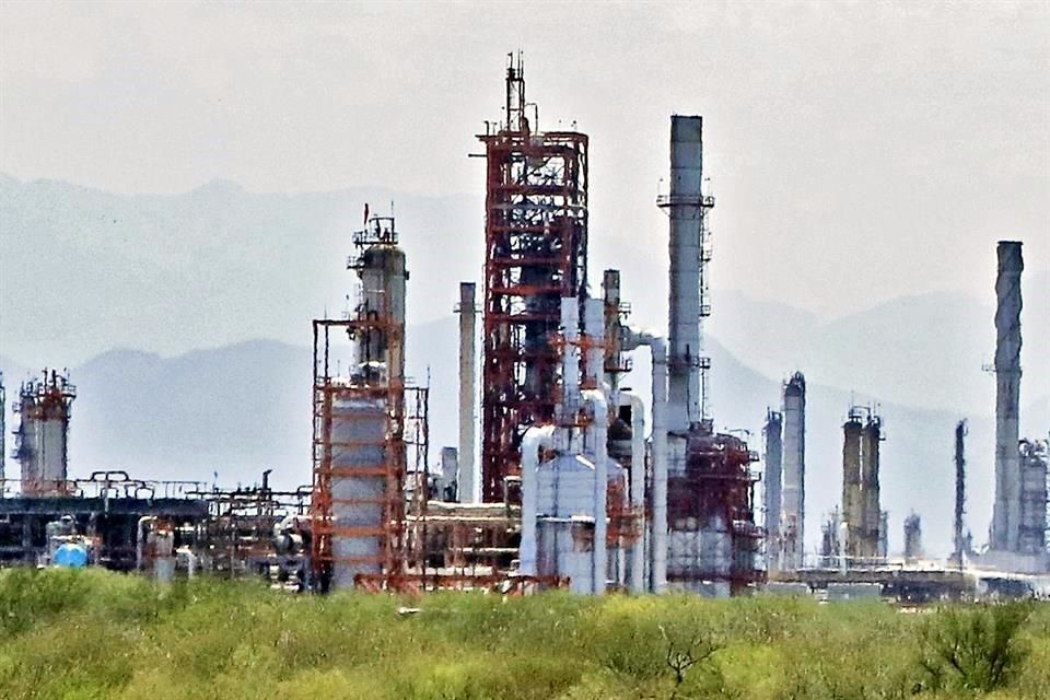 Receta la Refinería en Nuevo León coctel contaminante
