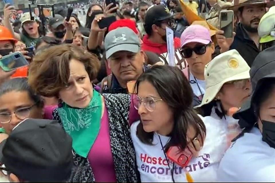 Agreden a Dresser en Zócalo; ‘no me dejaron hablar’, revira (VIDEO)