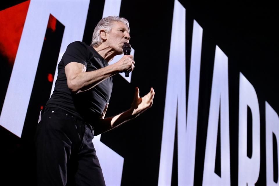 Derrocha Roger Waters pasión en el Palacio de los Deportes