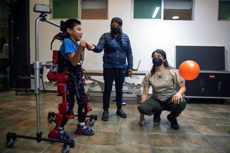Un exoesqueleto apoya rehabilitación infantil