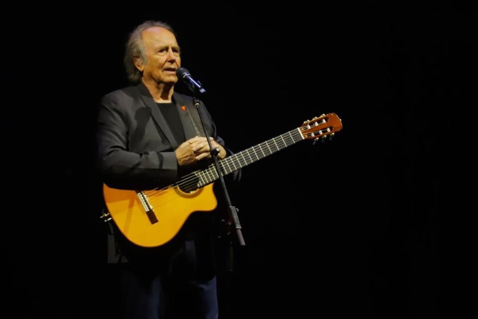 Lluvia y un Zócalo a medias, así fue la despedida de Serrat