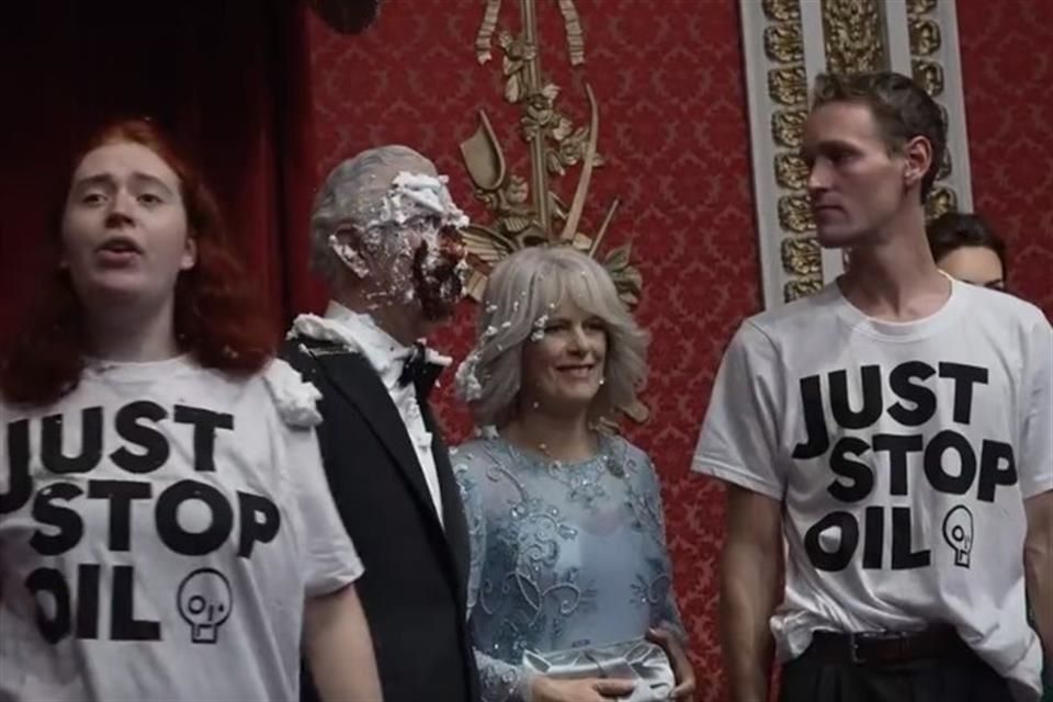 Activistas lanzan pastel a figura de cera del Rey Carlos III