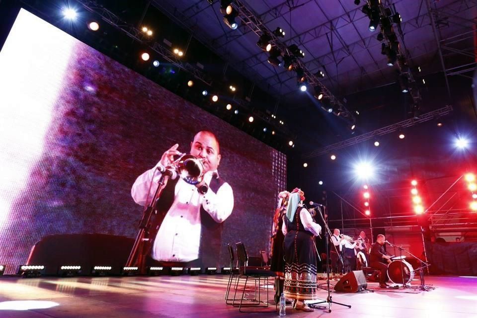 Gozan el Cervantino con Orquesta de Bregovic