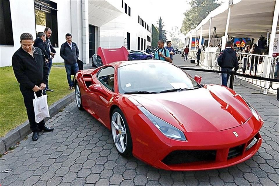 Demandan a Gobierno por vender Ferraris sin aval judicial