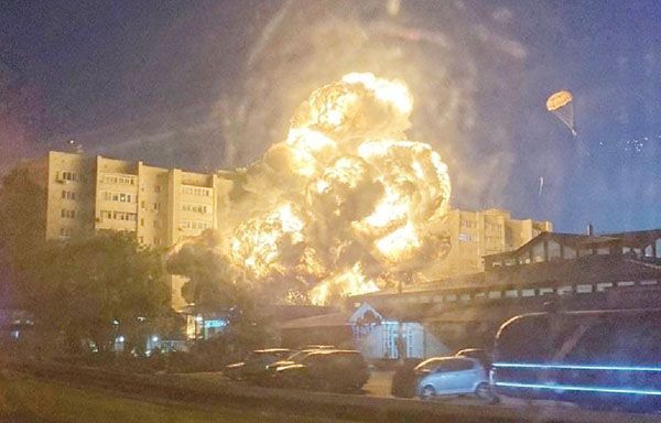 Choca avión militar ruso en edificio residencial
