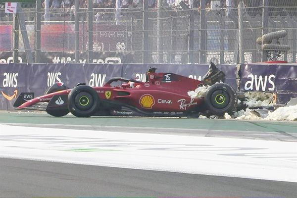 Charles Leclerc choca y abandona la P2 del GP de México