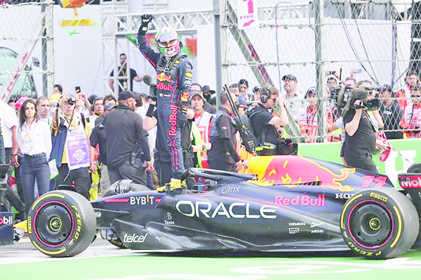 Recupera Checo Pérez subcampeonato con podio en CDMX