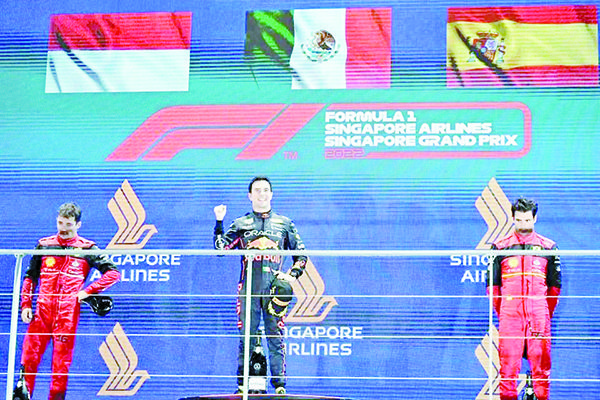 Gana Checo Pérez un accidentado GP de Singapur