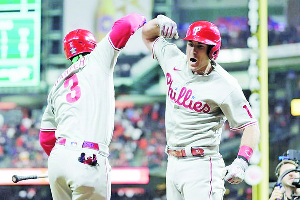 Remontan Phillies a Astros y toman ventaja en Serie Mundial