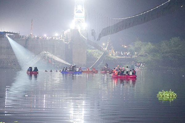 Al menos 60 muertos por el colapso de un puente colgante en India