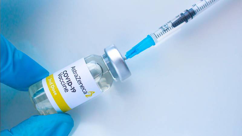 Vacuna COVID de AstraZeneca tiene mayor probabilidad de provocar trombosis, afirma estudio