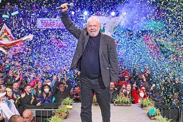 Lula vuelve al poder en Brasil; gobernará a un país dividido