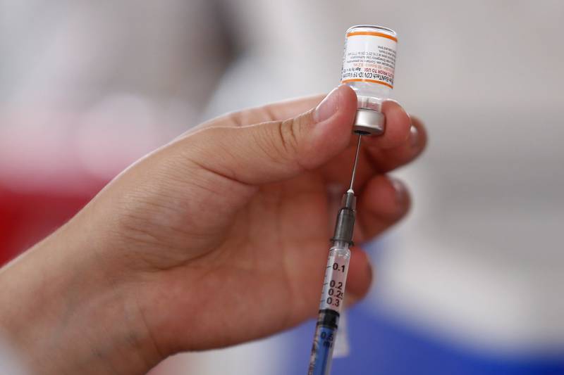 Pfizer asegura que nueva vacuna de refuerzo COVID protege contra ómicron y subvariantes