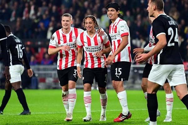 Marca Gutiérrez en goleada del PSV en Europa League