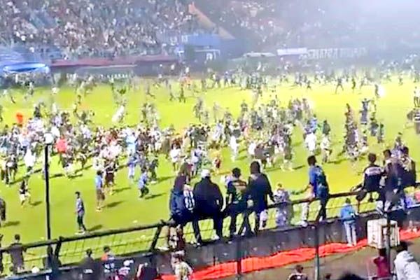 Batalla campal en un partido en Indonesia deja al menos 127 muertos