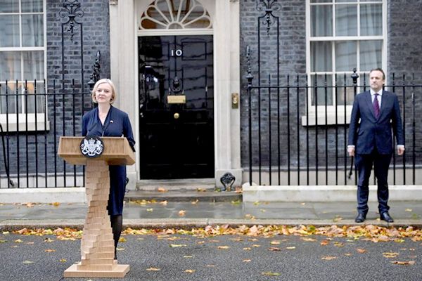 Liz Truss renuncia como primera ministra de Reino Unido