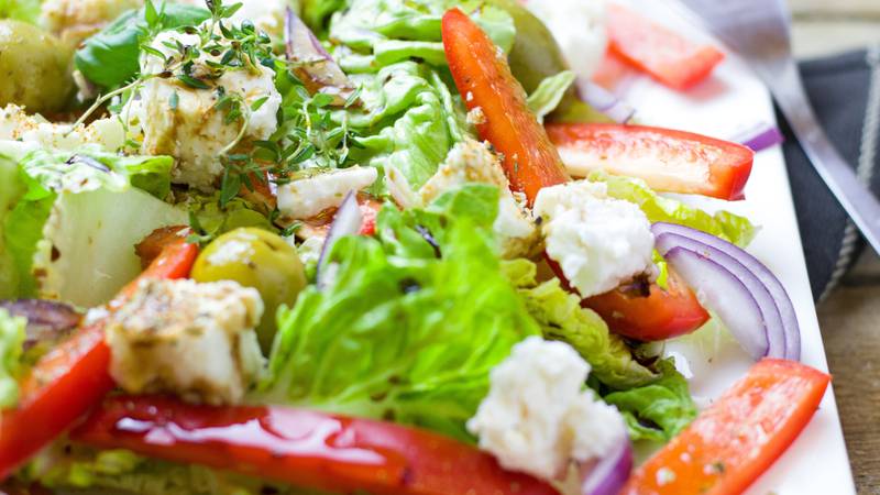 ¿Ensaladas en bolsa pueden provocar salmonelosis? Especialista lo explica