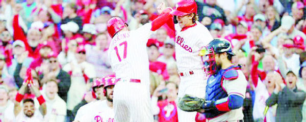 Phillies pone contra la pared al campeón Braves