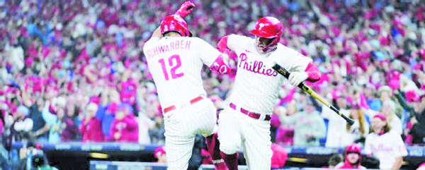 Con 4 jonrones, Phillies vencen a Padres y acechan Serie Mundial